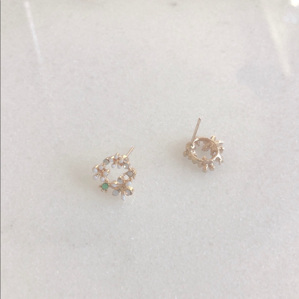Floral wreath stud Earrings in white and gold - Picture 3 of 8